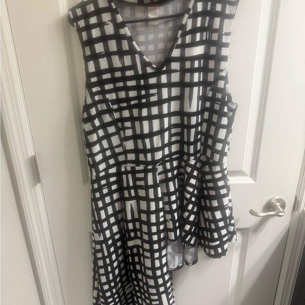 Bundle: Black & White  hi-low top and Yellow Floral Top Duo - Picture 2 of 10